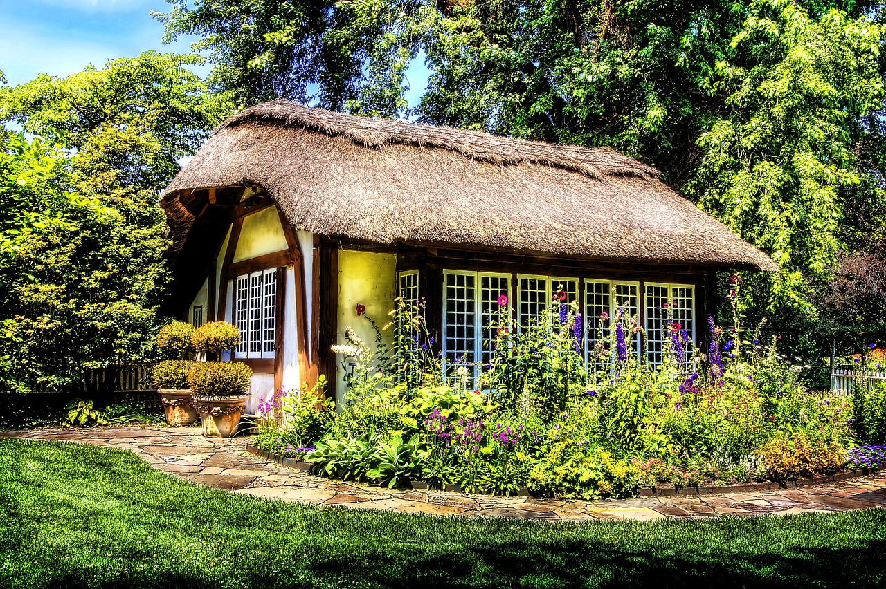 From Drab to Fab: Transform Your Outdoor Space With Creative Landscaping